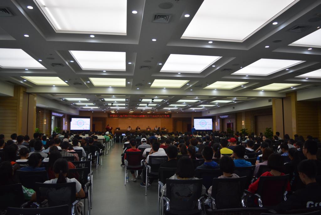 新濠峰娱乐
新生入学理想信念教育